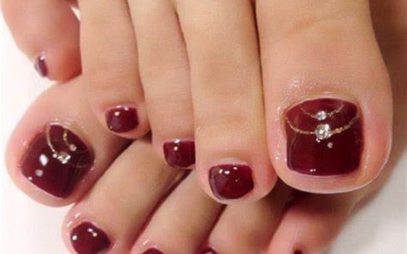 Mẫu nail chân đính đá tết