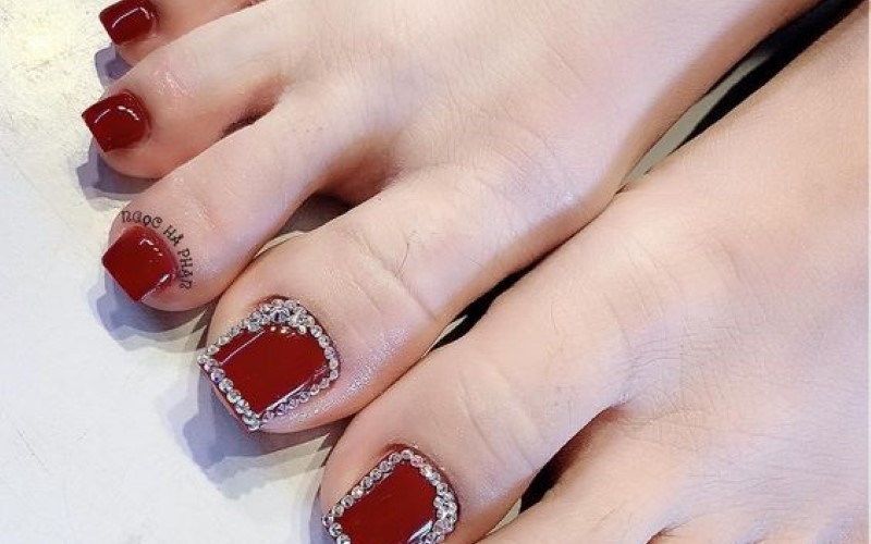 Mẫu nail chân đính đá tết đơn giản