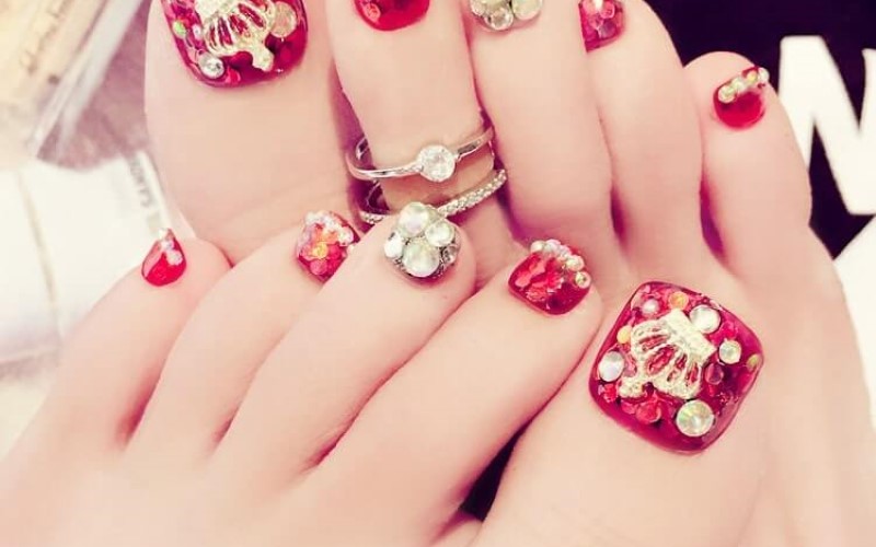 Mẫu nail chân đính đá tết ấn tượng