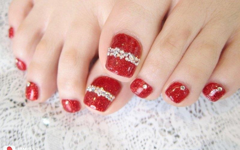 Mẫu nail chân đính đá tết đỏ tươi