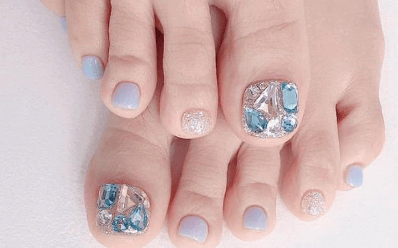 Mẫu nail đính đá cầu kỳ