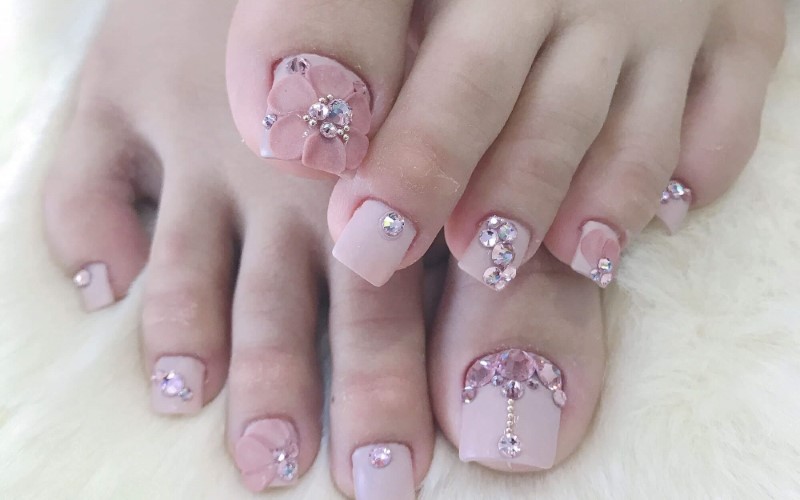 Mẫu nail chân đính đá cầu kỳ màu hồng nhạt