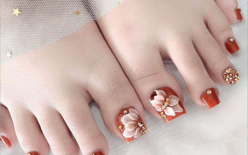 Mẫu nail chân đính đá cầu kỳ đẹp mắt