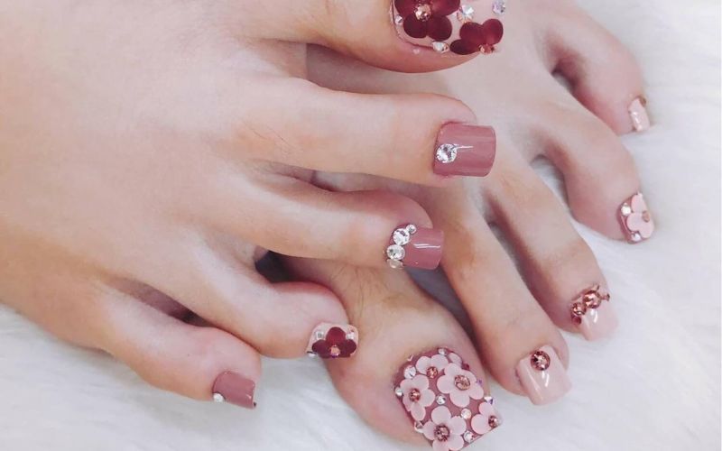 Mẫu nail chân đính đá cầu kỳ hình hoa đẹp