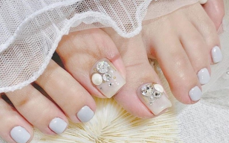 Mẫu nail chân đính đá cầu kỳ, ấn tượng