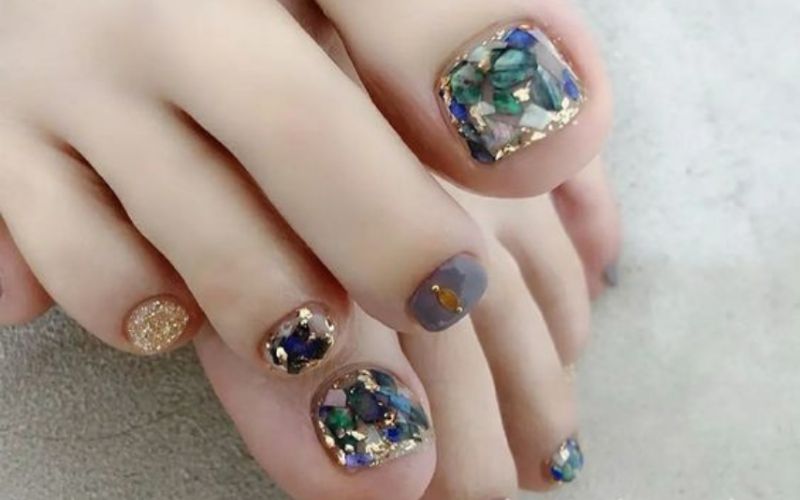 Mẫu nail chân đính đá cầu kỳ, ấn tượng thu hút