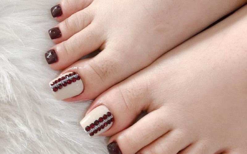 Mẫu nail chân đính đá cầu kỳ, ấn tượng