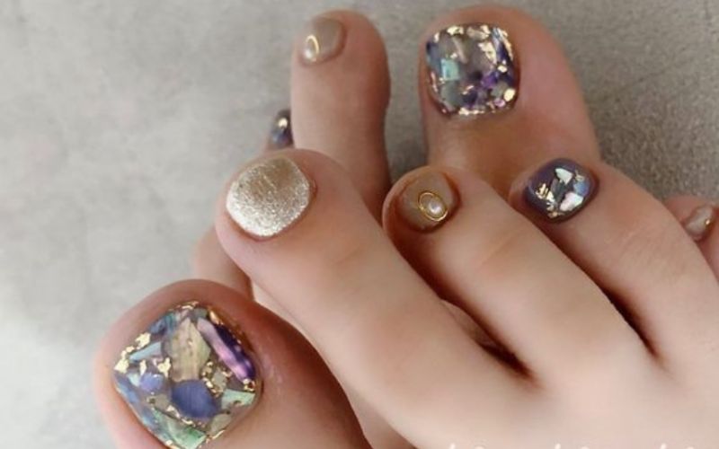 Mẫu nail chân đính đá đi biển