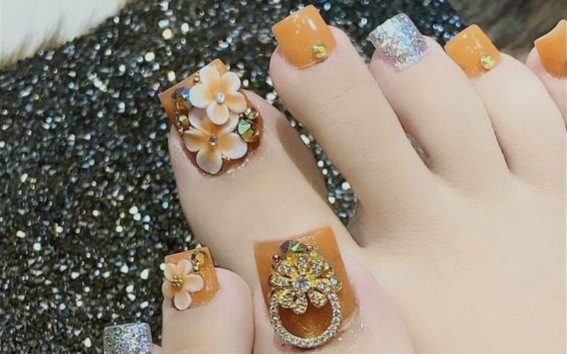 Mẫu nail chân đính đá đắp hoa sắc vàng