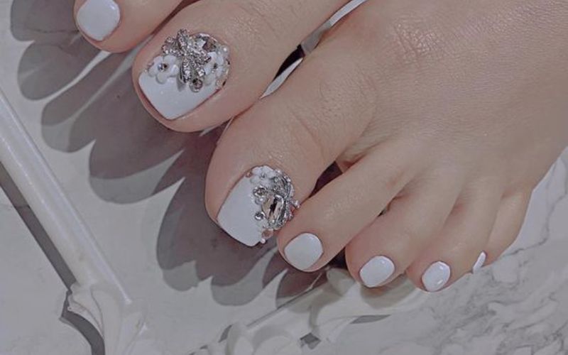 Mẫu nail chân đính đá đắp hoa sắc trắng