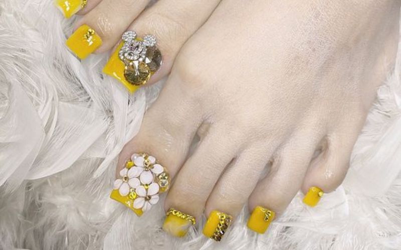 Mẫu nail chân đính đá đắp hoa sang trọng