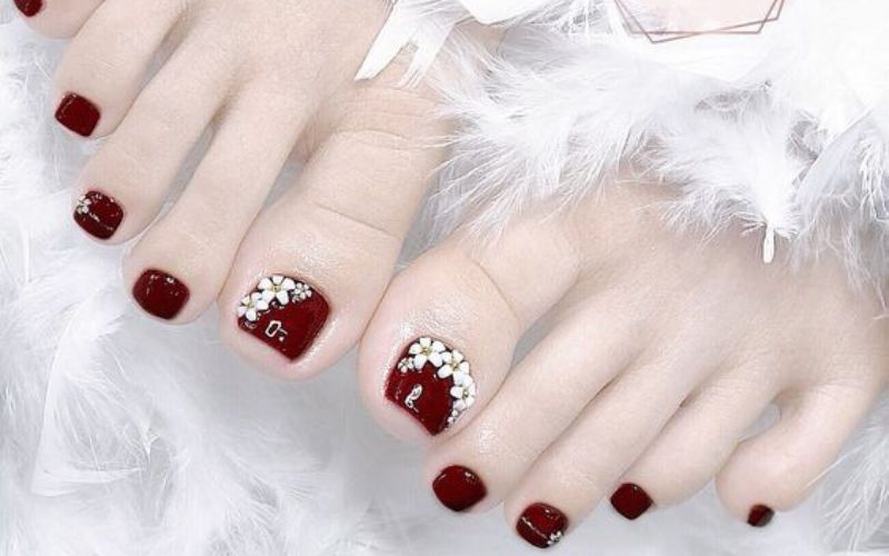 Mẫu nail chân đính đá đắp hoa màu trắng sang trọng