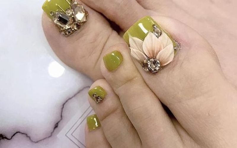 Mẫu nail chân đính đá đắp hoa sang trọng lạ mắt