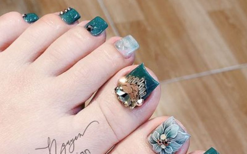 Mẫu nail chân đính đá đắp hoa sang trọng