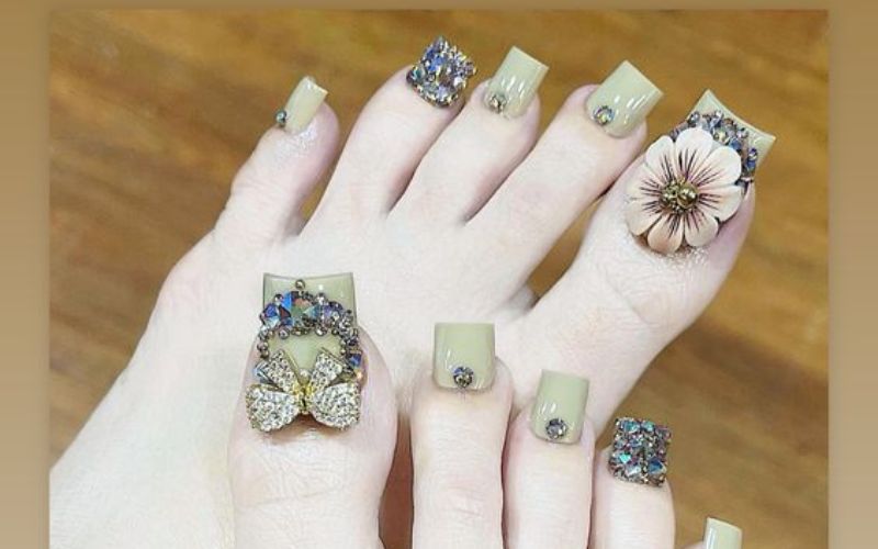 Mẫu nail chân đính đá đắp hoa sang trọng