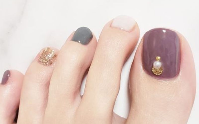 Mẫu nail chân họa tiết chìm đính đá sang trọng