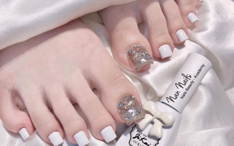 Mẫu nail chân họa tiết chìm đính đá sang trọng đẹp