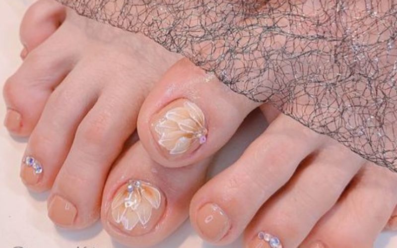 Mẫu nail chân họa tiết chìm đính đá sang trọng