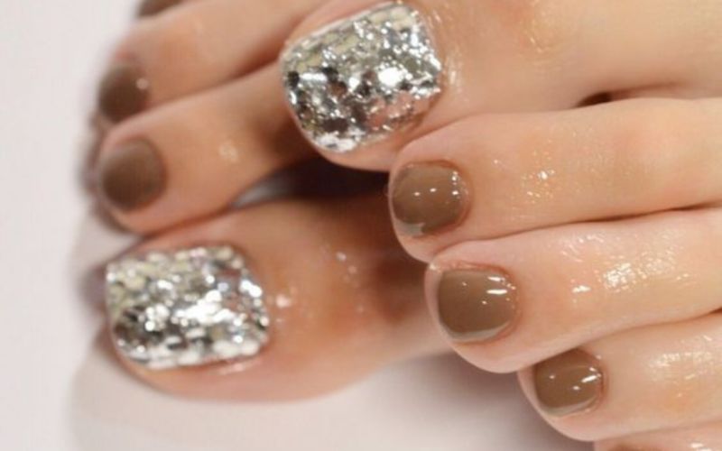 Làm bộ nail chân đính đá kết hợp cùng sơn móng