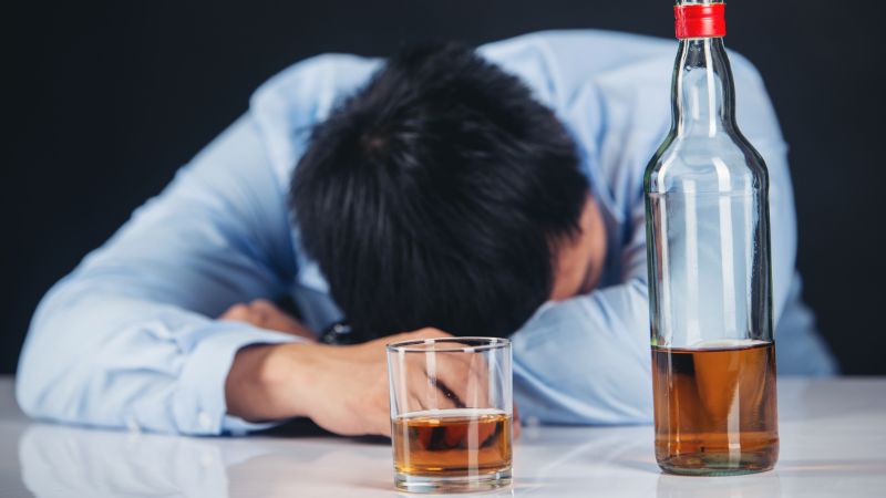 Uống thuốc giảm đau để loại bỏ triệu chứng say