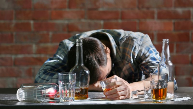 Nên dựa theo tình trạng người say mà chăm sóc thích hợp