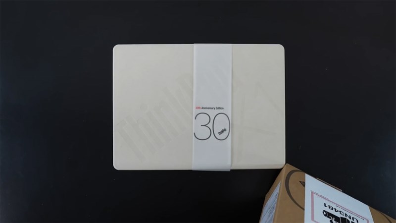 Phần hộp đựng của ThinkPad X1 30th Anniversary được chế tác từ chất liệu sợi mía và tre thân thiện với môi trường Phần hộp đựng của ThinkPad X1 30th Anniversary được chế tác từ chất liệu sợi mía và tre thân thiện với môi trường