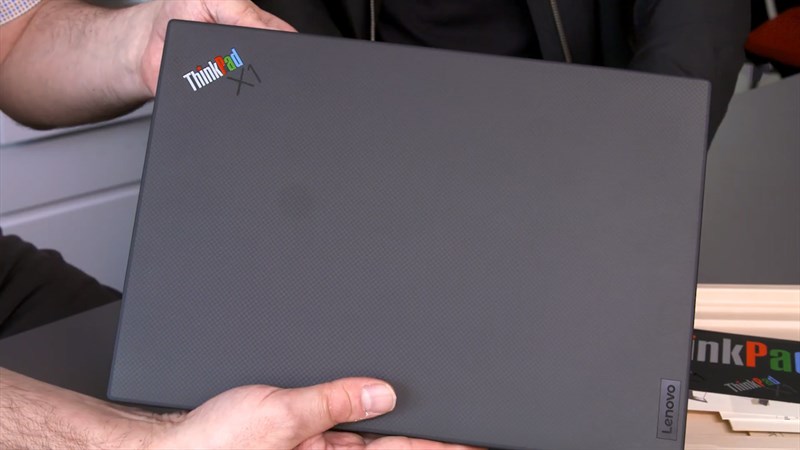 ThinkPad X1 30th Anniversary mang một thân hình vuông vắn với màu đen tuyền chủ đạo ThinkPad X1 30th Anniversary mang một thân hình vuông vắn với màu đen tuyền chủ đạo