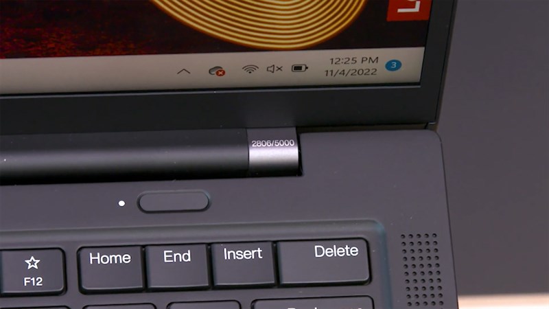 Trên bản lề của ThinkPad X1 30th Anniversary được đánh số thứ tự trong 5.000 thiết bị mà Lenovo tung ra thị trường Trên bản lề của ThinkPad X1 30th Anniversary được đánh số thứ tự trong 5.000 thiết bị mà Lenovo tung ra thị trường