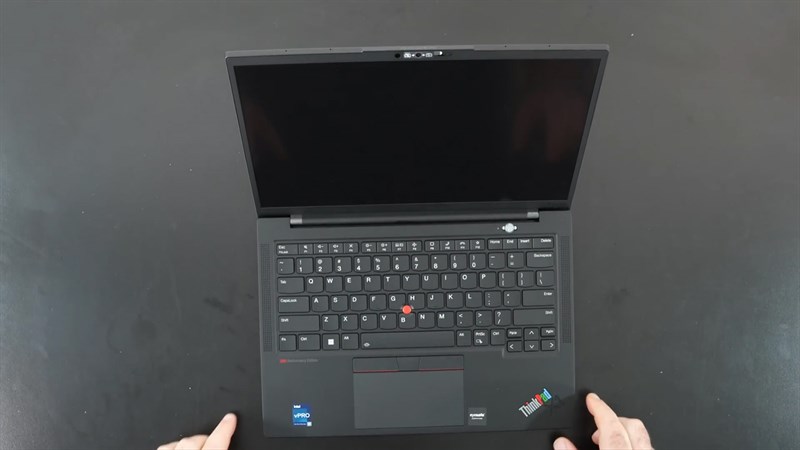 ThinkPad X1 30th Anniversary được chế tác từ chất liệu sời carbon và magie cực bền bỉ ThinkPad X1 30th Anniversary được chế tác từ chất liệu sời carbon và magie cực bền bỉ