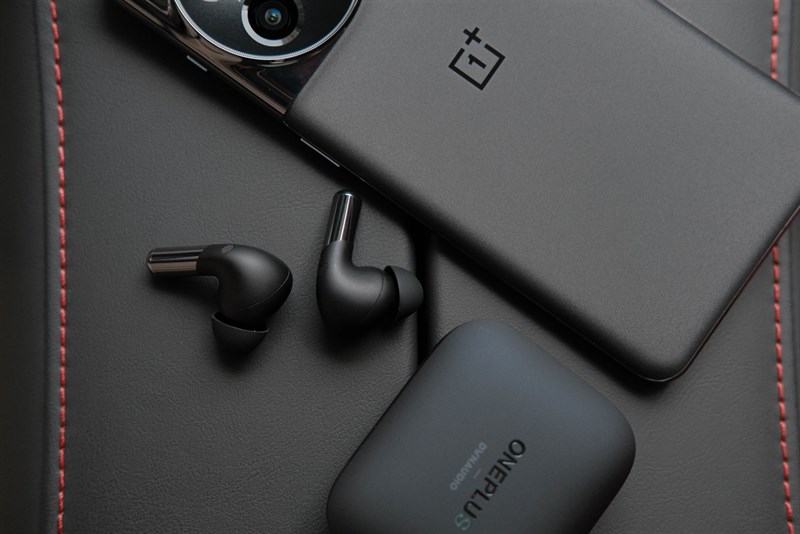 Đầu năm 2023, OnePlus đã chính thức tung ra thị trường một phiên bản tai nghe không dây mới có tên gọi OnePlus Buds Pro 2. Hệt như đúng tên gọi, OnePlus Buds Pro 2 là phiên bản kế nhiệm của thế hệ OnePlus Buds Pro được ra mắt mắt trước đây với những trang bị và cải tiến tốt hơn so với 'người anh' đi trước. Vậy OnePlus Buds Pro 2 có thiết kế ra sao? OnePlus Buds Pro 2 chất âm như thế nào? OnePlus Buds Pro 2 giá bao nhiêu? Cùng mình trên tay OnePlus Buds Pro 2 để giải đáp những câu hỏi trên nhé! Xem thêm:   Ấn tượng OnePlus 10 Pro: Sử dụng Snapdragon 8 Gen 1, pin 5.000 mAh Trên tay OnePlus 10 Pro: Sử dụng Snapdragon 8 Gen 1, pin 5.000 mAh Mở hộp OnePlus Buds Pro 2 xem có gì bên trong nhé! Phần hộp đựng của OnePlus Buds Pro 2 được hoàn thiện khá chỉn chu và đẹp mắt, mang tổng thể hình vuông và được phối giữa hai gam trắng - đỏ trông vô cùng nổi bật. Điểm thêm trên đó là những chi tiết khác như tên máy màu đen nằm trên nền đỏ cùng hình ảnh sản phẩm được in ngay chính diện hộp đã giúp người dùng có thể nhận diện và hình dung sản phẩm nhanh hơn ngay cả khi chưa mở hộp.  Trên tay OnePlus Buds Pro 2: Thiết kế cá tính, pin dùng đến 39 tiếng  Hộp đựng bên ngoài của OnePlus Buds Pro 2 nổi bật với tông màu đỏ trắng chủ đạo.  Bên trong hộp, ngoài OnePlus Buds Pro 2 hãng cũng đã chuẩn bị thêm cho người dùng những phụ kiện đi kèm như: Sách hướng dẫn sử dụng, các nút tai nghe thay thế được làm từ cao su với hai kích thước khác nhau và cáp sạc USB Type-C.  Trên tay OnePlus Buds Pro 2: Thiết kế cá tính, pin dùng đến 39 tiếng  Bên trong hộp, hãng cũng tặng kèm cho người dùng những phụ kiện khác nhau để dễ dàng sử dụng hơn.  Những phụ kiện đi kèm khá đầy đủ để người dùng có thể sử dụng ngay sau khi mở hộp và không tốn quá nhiều chi phí để mua từ bên thứ ba. Cá nhân mình khá thích việc OnePlus tặng kèm cho người dùng thêm cáp sạc đi kèm bởi đại đa số các nhà sản xuất tai nghe không dây hiện nay đang cắt dần những phụ kiện bên trong nhằm bảo vệ môi trường khỏi sự ô nhiễm từ rác thải công nghệ.  Trên tay OnePlus Buds Pro 2 với thiết kế nhỏ gọn quen thuộc Xét về mặt tổng thể, OnePlus Buds Pro 2 có thiết kế rất cá tính và ngoại hình khá quen thuộc. Vẻ ngoài của thiết bị có nét tương đồng khá nhiều với thế hệ OnePlus Buds Pro tiền nhiệm khi có phần hộp đựng hình chữ nhật dẹp với các cạnh góc được bo cong mềm mại để người dụng thoái mái bỏ túi và mang theo bên người mọi lúc mọi nơi.  Trên tay OnePlus Buds Pro 2: Thiết kế cá tính, pin dùng đến 39 tiếng  Tổng thể của OnePlus Buds Pro 2 có nhiều nét tương đồng với thế hệ tiền nhiệm OnePlus Buds Pro.  Tuy ngoại hình có phần giống nhau nhưng so với thế hệ trước OnePlus Buds Pro 2 được hoàn thiện từ nhựa cứng giúp thiết bị thêm phần cứng cáp và hạn chế hư hỏng từ các tác nhân bên ngoài hơn. Đồng thời, OnePlus Buds Pro 2 còn được trang bị hai phiên bản màu là Đen Obsidian và Xanh Arbor. Cả hai phiên bản màu này đều được phủ nhám nhằm hạn chế bám vân tay và tình trạng bị xước dăm so với sử dụng nhựa bóng như bản màu trắng của thế hệ OnePlus Buds Pro trước đây.  Trên tay OnePlus Buds Pro 2: Thiết kế cá tính, pin dùng đến 39 tiếng  OnePlus Buds Pro 2 được hoàn thiện từ nhựa nhám cứng cáp và có hai phiên bản màu khác nhau.  Mặt trên của OnePlus Buds Pro 2 được in logo OnePlus bằng nhựa bóng nổi bật và bên dưới được in logo của Dynaudio - công ty sản xuất loa và màn hình âm thanh cao cấp đến từ Đan Mạch, đồng thời là đơn vị chịu trách nhiệm chính về điều chỉnh âm thanh cho OnePlus Buds Pro 2. Cạnh trước bên dưới phần nắp của OnePlus Buds Pro 2 là nơi đặt cổng sạc USB Type-C và đèn LED báo hiệu tình trạng pin cũng như kết nối của thiết bị.  Trên tay OnePlus Buds Pro 2: Thiết kế cá tính, pin dùng đến 39 tiếng  Mặt trên của OnePlus Buds Pro 2 được in logo của OnePlus trông vô cùng nổi bật.  Đến với bên trong, chúng ta sẽ bắt gặp nút bấm kết nối và phần tai nghe của OnePlus Buds Pro 2. Cặp tai đeo được thiết kế theo dạng in-ear nhằm hỗ trợ cho chất lượng âm thanh phát ra được tốt hơn, các tiếng ồn cũng sẽ được hạn chế lọt vào hơn. Phần chui của tai nghe cũng được bao bọc bằng một lớp kim loại làm điểm nhấn như thế hệ tiền nhiệm trông rất bắt mắt.  Trên tay OnePlus Buds Pro 2: Thiết kế cá tính, pin dùng đến 39 tiếng  Cặp tai nghe của OnePlus Buds Pro 2 được thiết kế dạng in-ear nhằm hạn chế tiếng ồn từ môi trường xung quanh.  Nhìn chung, thiết kế của OnePlus Buds Pro 2 có phần giống với thế hệ trước nhưng vẫn thể hiện được sự cá tính và năng động khá rõ ràng. Độ cứng cáp cũng như nhỏ gọn cũng được bảo đảm để người dùng có thể sử dụng thoải mái trong cuộc sống hằng ngày. Đặc biệt, OnePlus Buds Pro 2 có phần vỏ đạt tiêu chuẩn khá nước IPX4 và phần tai đạt tiêu chuẩn kháng nước và chống thấm mồ hôi cao hơn là IP55, giúp hạn chế hư hỏng khi gặp nước hay môi trường ẩm đấy!  OnePlus Buds Pro 2 cho chất âm sâu và loạt tính năng xịn sò đi kèm OnePlus Buds Pro 2 hỗ trợ kết nối Bluetooth 5.3 để truyền âm thanh và có thể kết nối được với cả các thiết bị Android cũng như iPhone một cách dễ dàng. Bên cạnh đó, OnePlus Buds Pro 2 cũng hỗ trợ kết nối hai thiết bị cùng lúc để có thể sử dụng và di chuyển dễ dàng giữa hai thiết bị trong hệ thống sinh thái máy của riêng bạn.  Trên tay OnePlus Buds Pro 2: Thiết kế cá tính, pin dùng đến 39 tiếng  OnePlus Buds Pro 2 hỗ trợ kết nối Bluetooth 5.3 và có thể kết nối với cả thiết bị Android lẫn iPhone.  Ở thế hệ OnePlus Buds Pro 2 việc được nâng cấp và đầu tư nhiều nhất chính là chất lượng âm thanh của thiết bị. OnePlus Buds Pro 2 sử dụng dynamic driver 11 mm giúp phần âm bass và treble được thể hiện rõ ràng hơn. Đồng thời, âm tweeter sử dụng driver 6 mm nên các âm thanh có mức tần số cao cũng được thể hiện rất tốt.  Trên tay OnePlus Buds Pro 2: Thiết kế cá tính, pin dùng đến 39 tiếng  Chất lượng âm thanh của OnePlus Buds Pro 2 được đầu tư nâng cấp hơn so với thế hệ tiền nhiệm  Không những chất âm mà OnePlus Buds Pro 2 còn được hỗ trợ loạt tính năng vô cùng xịn sò như chống ồn chủ động (ANC) 48 db nhằm giảm thiểu các tiếng ồn từ bên ngoài để mang đến một trải nghiệm âm thanh sống động và đi kèm với đó thiết bị cùng sẽ được trang bị chế độ xuyên thấu để người dùng nghe được âm thanh từ môi trường bên ngoài khi cần.    OnePlus Buds Pro 2 cũng hỗ trợ loạt tính năng khác như: Chống ồn chủ động, chế độ xuyên thấu,...  Phần tai nghe của OnePlus Buds Pro 2 cũng được hỗ trợ cảm ứng nhằm điều chỉnh âm lượng, nhận/từ chối cuộc gọi và chuyển đổi giữa các bài hát khi đeo trên tai mà không cần thao tác trên điện thoại.   OnePlus Buds Pro 2 pin lớn cho thời lượng dùng lên đến 39 tiếng Ngoài chất âm được đầu tư, phần pin của OnePlus Buds Pro 2 cũng được cải thiện hơn rất nhiều so với thế hệ trước với mỗi bên tai nghe có mức dung lượng 60 mAh để có thể hoạt động 9 tiếng liên tục (không sử dụng kèm ANC) và 5.5 tiếng (sử dụng kèm ANC) trong một lần sạc.  Trên tay OnePlus Buds Pro 2: Thiết kế cá tính, pin dùng đến 39 tiếng  Tai nghe của OnePlus Buds Pro 2 có thể hoạt động liên tục đến 9 tiếng.  Bên cạnh đó, phần hộp sạc của OnePlus Buds Pro 2 cũng sở hữu dung lượng pin ở mức 520 mAh và có thể cung cấp năng lượng cho bạn nghe nhạc lên đến 39 tiếng liên tục (không sử dụng kèm ANC). Theo như nhà sản xuất cho biết, chỉ với 10 phút sạc OnePlus Buds Pro 2 sẽ có năng lượng hoạt động lên đến 3 tiếng đấy!  OnePlus Buds Pro 2 giá bao nhiêu? Có đáng mua không? Tại thị trường Trung Quốc, OnePlus Buds Pro 2 được ra mắt với mức giá 899 NDT (khoảng 3 triệu đồng). Một mức giá khá hợp lý so với những nâng cấp xịn sò về chất lượng âm thanh, pin lớn cùng nhiều tính năng đi kèm. Nếu bạn đang tìm một chiếc tai nghe sở hữu những tính năng nhưng có giá thành tốt thì mình nghĩ OnePlus Buds Pro 2 chính là một cái tên mà bạn không nên bỏ qua.  Trên tay OnePlus Buds Pro 2: Thiết kế cá tính, pin dùng đến 39 tiếng  Bạn nghĩ sao về OnePlus Buds Pro 2.  Ngoài ra, bạn có thể tham khảo thêm các sản phẩm tai nghe không dây chính hãng khác tại Thế Giới Di Động với mức giá tốt cùng nhiều ưu đãi hấp dẫn. Bạn có thể tham khảo bằng cách bấm vào nút cam bên dưới nhé!  MUA TAI NGHE KHÔNG DÂY GIÁ TỐT TẠI TGDĐ  Xem thêm:   OnePlus 10RT có gì mới: Dùng chip Snapdragon 888+, ra mắt tháng 8/2022 Kỳ vọng OnePlus 11 Pro Concept: Snapdragon 8 Gen 2, camera 1 ống kính