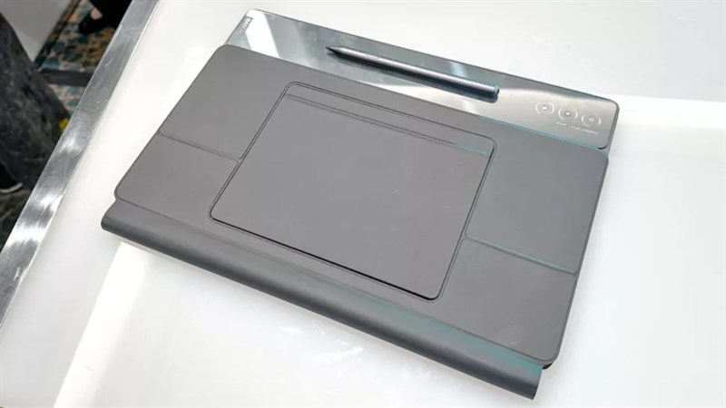 Mặt sau của Lenovo Tab Extreme.