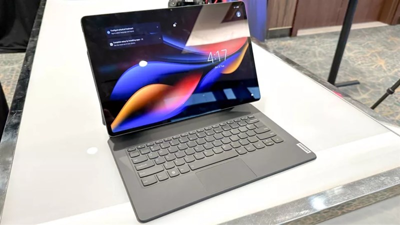 Dung lượng RAM 12 GB cùng bộ nhớ trong 256 GB có hỗ trợ mở rộng qua thẻ nhớ cũng rất tốt khi cho khả năng đa nhiệm nhiều cửa sổ mượt mà.