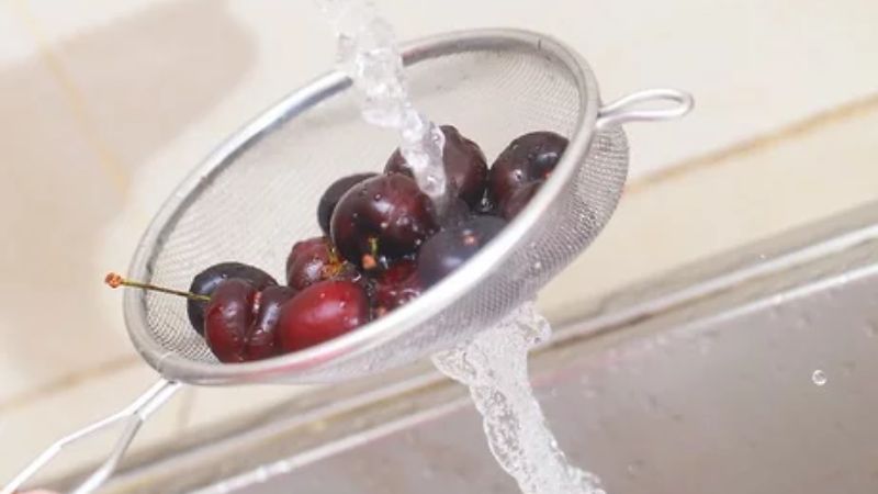 Sơ chế và lấy nước cherry