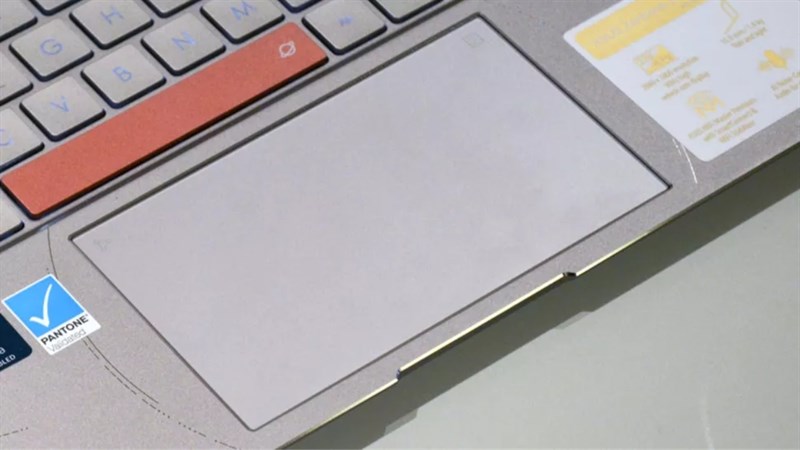 Giống như Bàn phím ErgoSense, bàn di chuột của ASUS Zenbook 14X OLED Space Edition cũng hoạt động tốt.