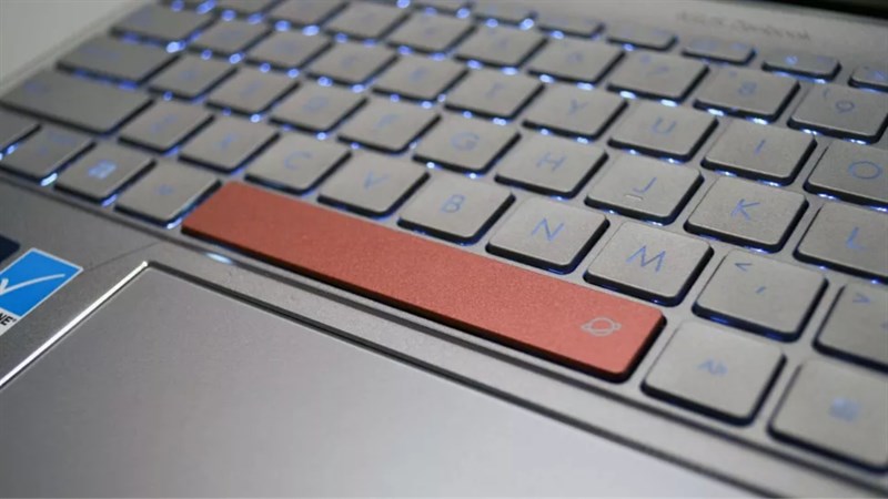 Nút nguồn có điểm nhấn màu đỏ phù hợp với Space Bar với biểu tượng hành tinh.