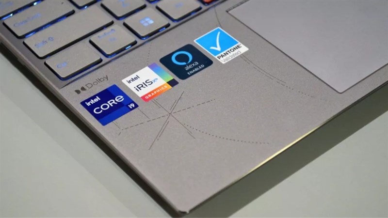 Ngôn ngữ thiết kế mà chúng ta thấy trên nắp của ASUS Zenbook 14X OLED Space Edition tiếp tục xuất hiện ở khu vực chiếu nghỉ tay.