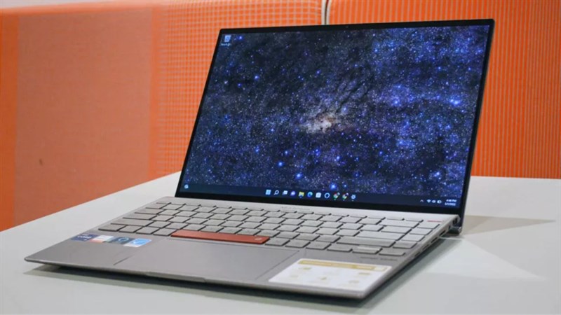 Sau khi mở nắp, bạn sẽ thấy màn hình cảm ứng OLED 14 inch 2,8K, được bao quanh bởi các viền mỏng với camera web được gắn ở cạnh trên.