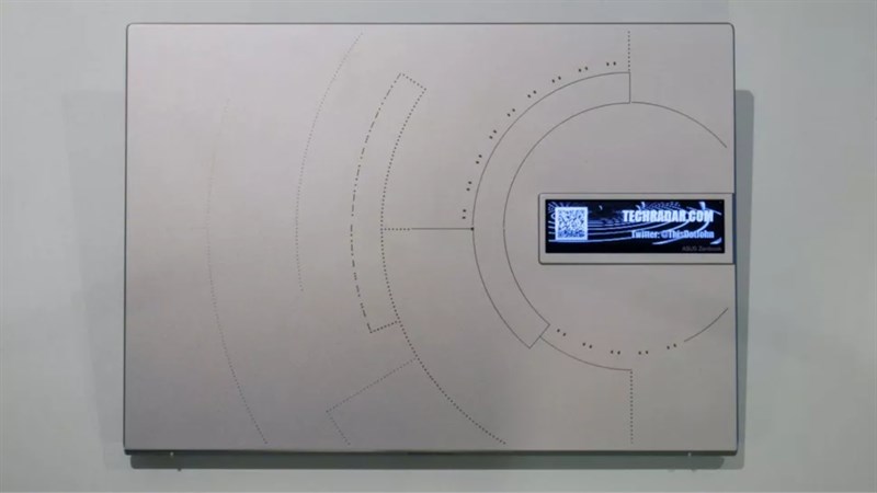 Nắp của ASUS Zenbook 14X OLED Space Edition có các đường uốn cong tạo liên tưởng đến tàu vũ trụ.