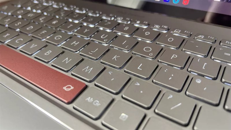 ASUS Zenbook 14X OLED Space Edition đi kèm với bàn phím kiểu chiclet, được ASUS gọi là bàn phím ErgoSense.
