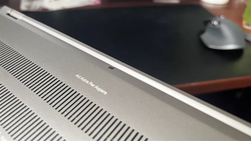 Nhìn xuống mặt dưới của ASUS Zenbook 14X OLED Space Edition một lần nữa chúng ta sẽ thấy câu tục ngữ Latinh ‘Ad Astra Per Aspera’.