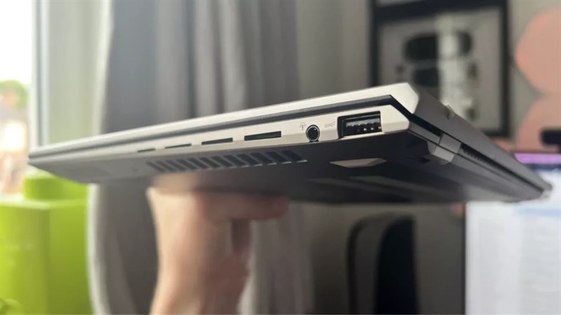Cạnh phải của ASUS Zenbook 14X OLED Space Edition.
