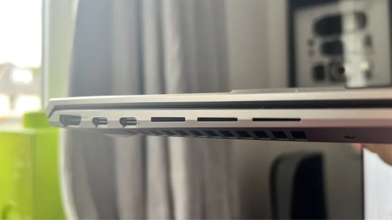 Cạnh trái của ASUS Zenbook 14X OLED Space Edition.