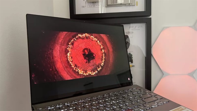 ASUS Zenbook 14X OLED Space Edition được trang bị màn hình cảm ứng OLED 14 inch do Samsung sản xuất với độ phân giải 2.880 x 1.800 pixel.