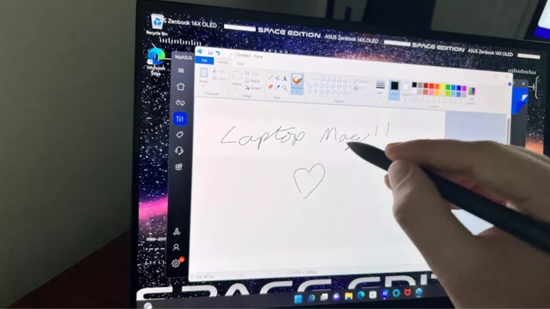 Màn hình của ASUS Zenbook 14X OLED Space Edition cũng bao phủ 100% gam màu DCI-P3.