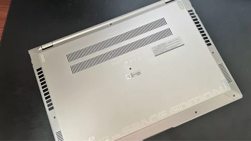 Mặt dưới của Zenbook 14X OLED Space Edition cũng có núm đệm cao su để tạo độ bám cho máy với các bề mặt.