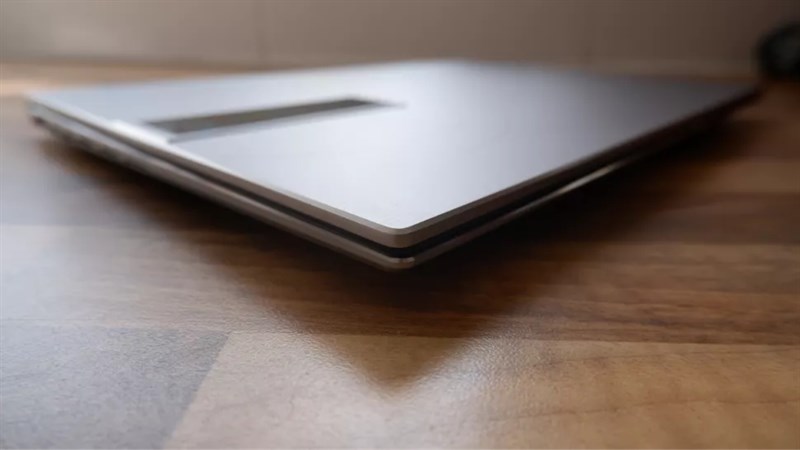 ASUS Zenbook 14X OLED Space Edition dày 15.9 mm và nặng 1.4 kg.