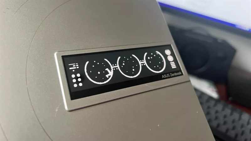 Đây là màn hình PMOLED 3.65 inch với độ phân giải 265x64 pixel và độ sáng 150 nit.