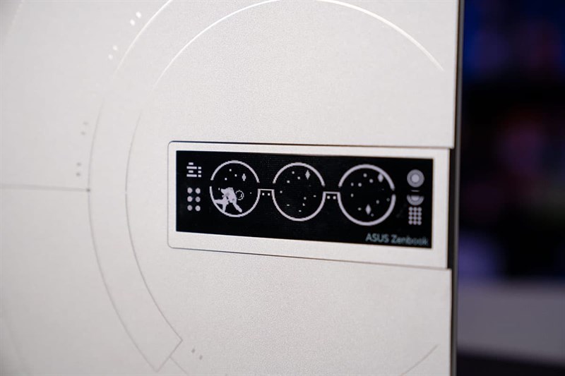 Màn hình đơn sắc này có thể được tùy chỉnh để hiển thị hoạt ảnh, văn bản và thẻ cá nhân của chủ đề không gian.