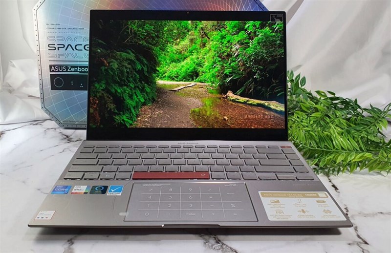 ASUS Zenbook 14X OLED Space Edition sẽ xử lý tốt các trò chơi thông thường và tác vụ chỉnh sửa cơ bản.