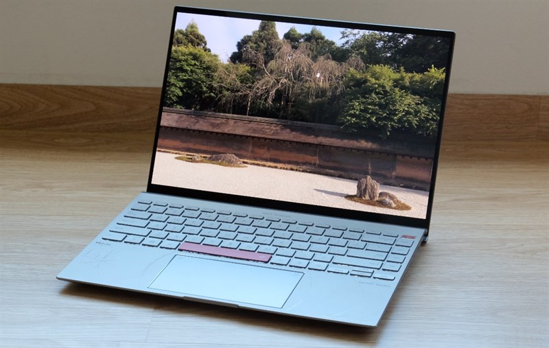 Độ sáng của màn hình ASUS Zenbook 14X OLED Space Edition sẽ tăng lên khi phát video HDR.